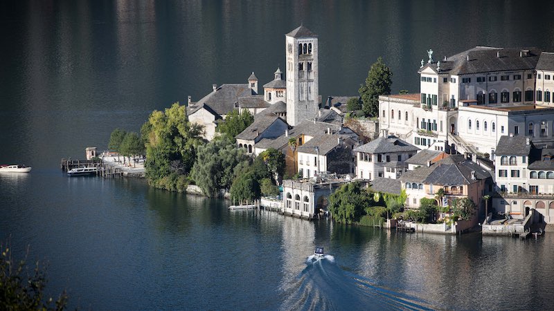 In questa foto, una vista dall'alto del Lago d'Orta