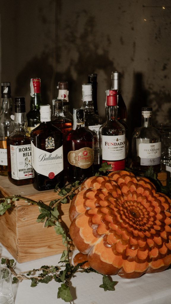 In questa foto si vede una delle caratteristiche dei matrimoni Gen Z, rappresentata da un angolo dedicato ai distillati con bottiglie a vista e dettagli artigianali, pensato come spazio informale di socialità durante il ricevimento.