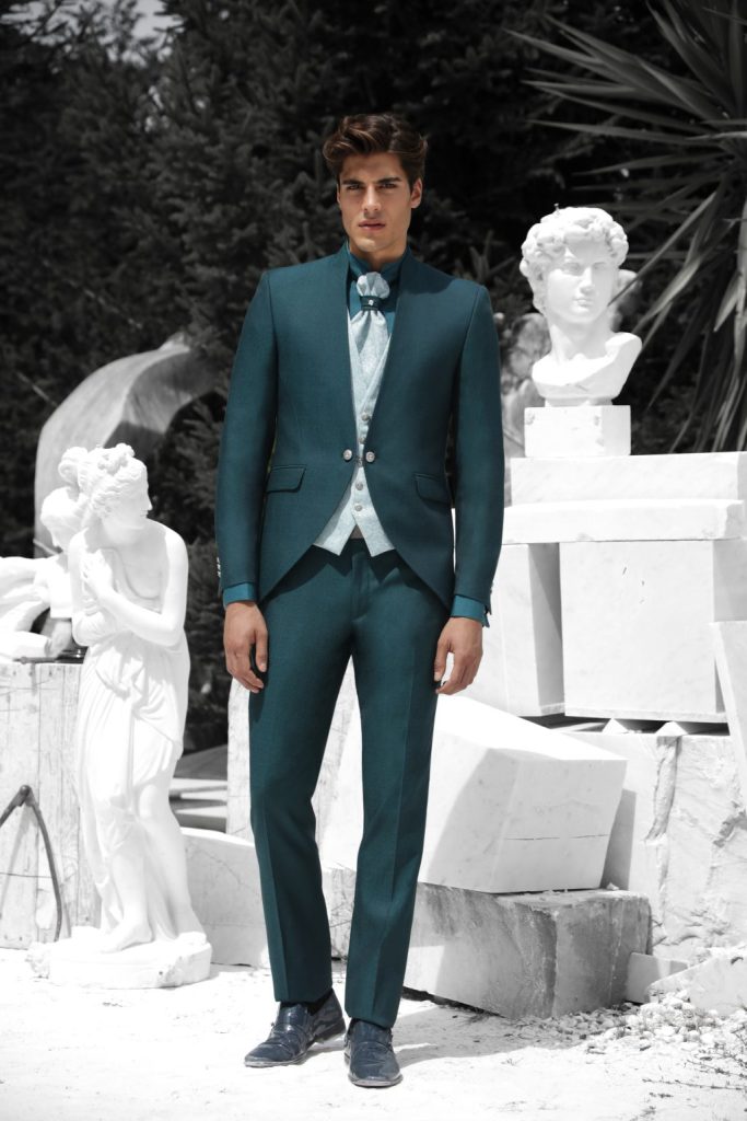 In questa foto si vede una delle caratteristiche dei matrimoni Gen Z, attraverso la scelta di uno sposo che indossa un completo colorato e moderno, espressione di un’estetica personale e fashion-forward.