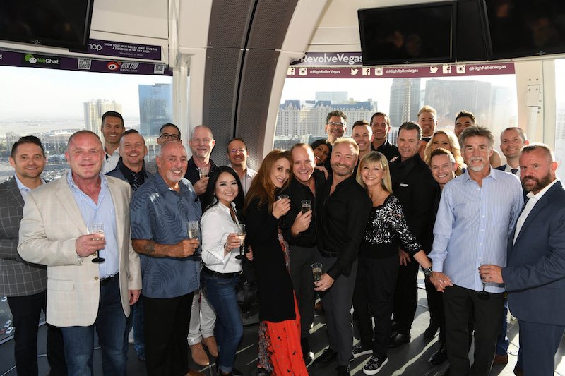 In questa foto due sposi felici con i loro amici e Oliva Newton John in una capsula della High Roller dopo il loro matrimonio