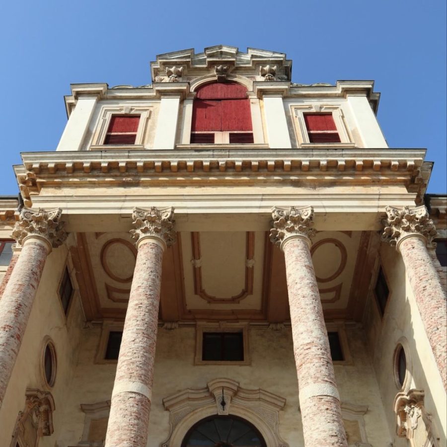 In questa foto si vede uno dei momenti di un matrimonio intimo Villa Francanzan Piovene: la suggestiva facciata monumentale della Villa, con le sue colonne corinzie e i dettagli architettonici d’epoca. Il cielo azzurro incornicia l’eleganza storica della location, perfetta per un matrimonio di charme con pochi intimi.