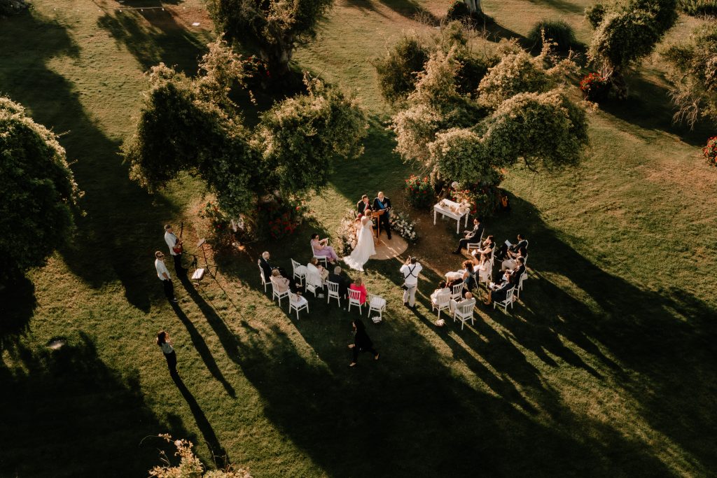 In questa foto si vede uno degli spazi di un matrimonio a a Tenuta Monacelli, una suggestiva ripresa dall’alto della cerimonia tra gli ulivi, con gli invitati raccolti attorno agli sposi in un contesto naturale e armonioso.