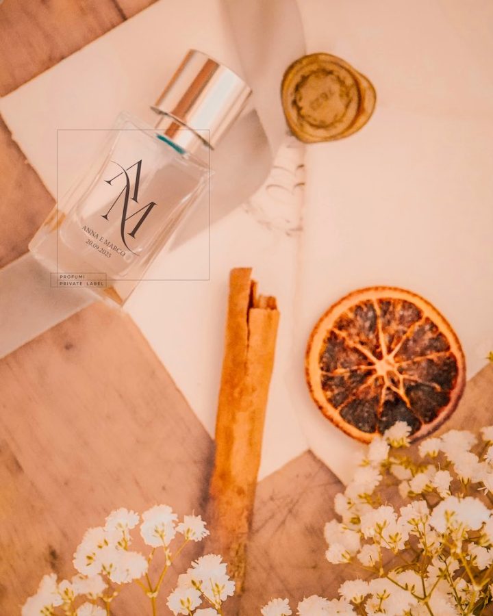 In questa foto una bomboniera olfattiva di Profumi Private Label con le iniziali degli sposi