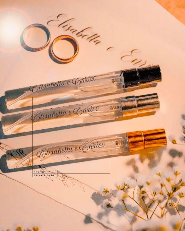 In questa foto, piccoli flaconi di profumo con i nomi degli sposi usati come segnaposto