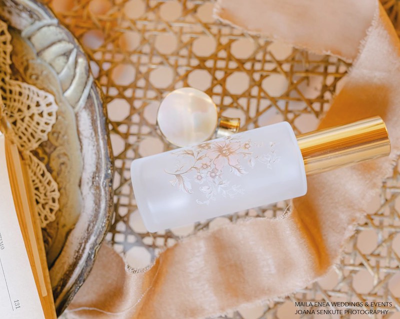 In questa foto una boccetta di profumo decorata con fiori dipinti firmata da Profumi Private Label