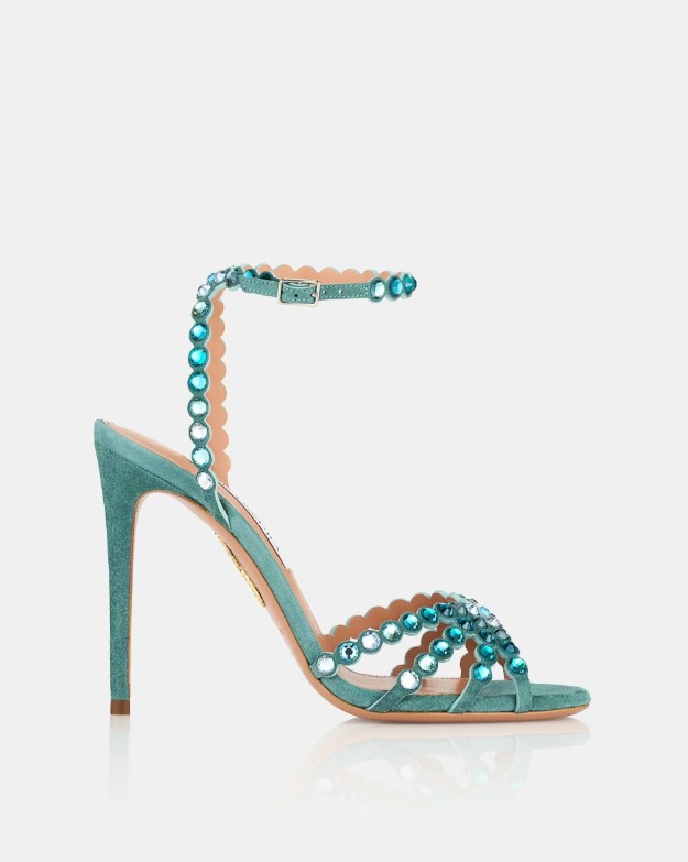 In questa foto si vede una proposta di scarpe da sposa 2026, sandali in suede verde acqua con tacco sottile e applicazioni di cristalli lungo le fasce, dal gusto sofisticato e contemporaneo.