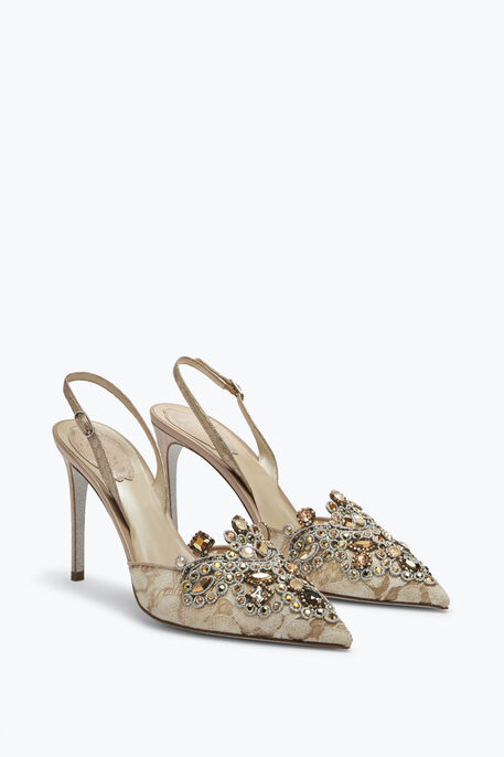 In questa foto si vede una proposta di scarpe da sposa 2026, décolleté in pizzo chiaro con cinturino slingback e ricami gioiello, ispirate a un’estetica couture e ricercata.