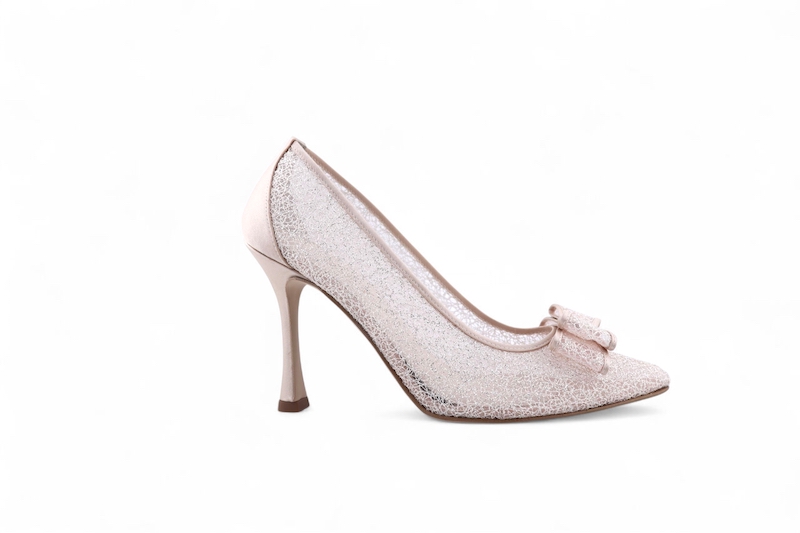 In questa foto un modello di scarpe da sposa 2026 di Francesco Calzature, décolleté di colore rosa, effetto retato con piccolo fiocco frontale