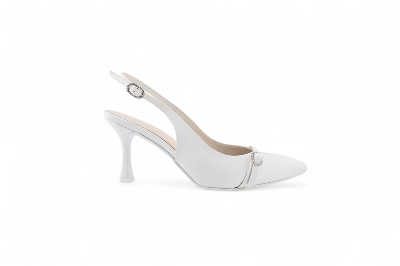 In questa foto un modello di scarpe da sposa 2026 di Francesco Calzature, slingback con cinturino gioiello frontale