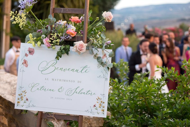 In questa foto, un Welcome Table nei toni del rosa e del lilla