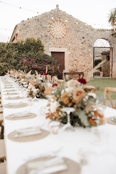 In questa foto, un tavolo imperiale inquadrato in obliquo allestito nei toni del pesca, dell'arancione e del rosso