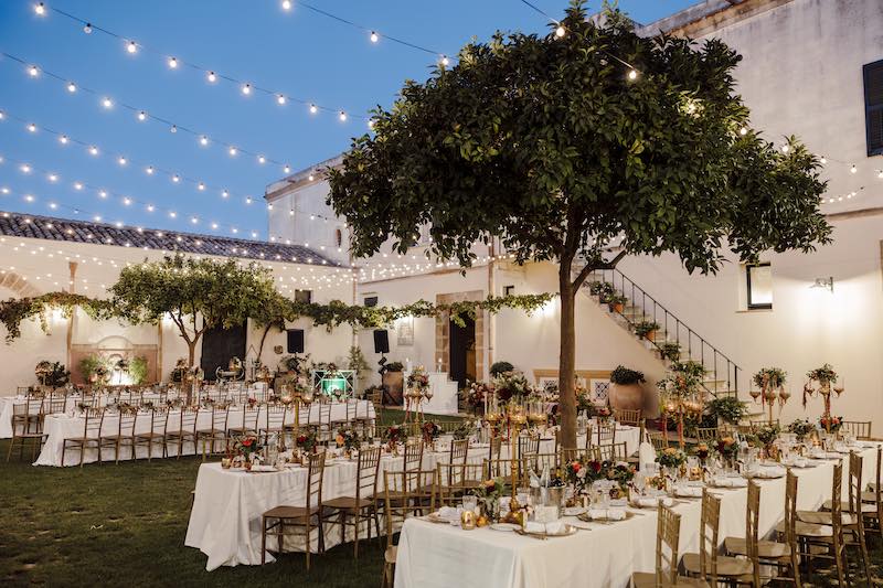 In questa foto, un matrimonio in giardino realizzato da Atelier Cianfoni