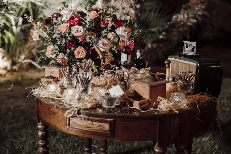 In questa foto, un corner di sigari e cioccolato per un matrimonio in stile vintage realizzato da Atelier Cianfoni