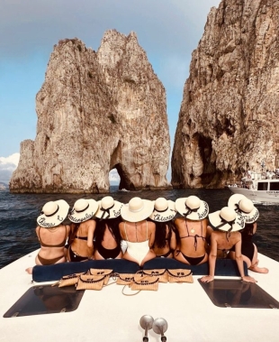 Bridal beachwear 2026: il guardaroba mare della sposa tra party e luna di miele