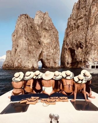 Bridal beachwear 2026: il guardaroba mare della sposa tra party e luna di miele