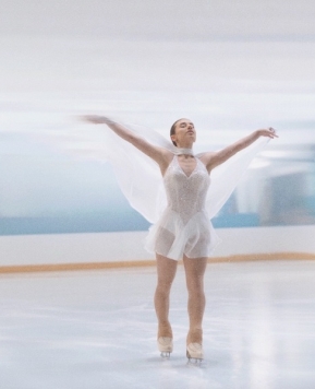 La moda Bridal danza sul ghiaccio: Demetrios per le Olimpiadi Milano Cortina 2026