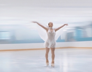 La moda Bridal danza sul ghiaccio: Demetrios per le Olimpiadi Milano Cortina 2026