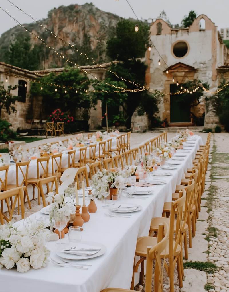 In questa foto, il dettaglio di un allestimento per un matrimonio in tonnara nei toni in rosa e del turchese progettato dalla Wedding Planner Francesca Cavallaro