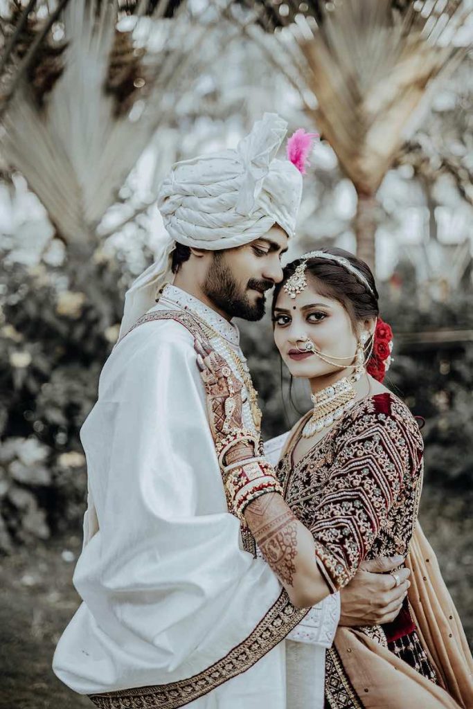 In questa foto, due sposi di origine indiana posano durante il loro matrimonio in Sicilia