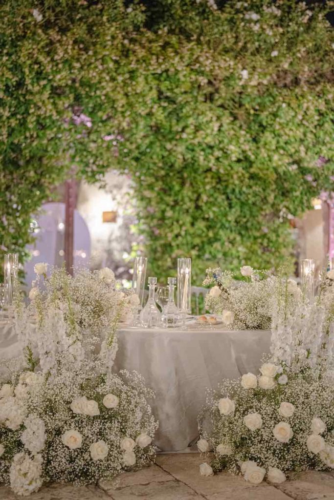 In questa foto, il dettaglio un allestimento con rose e gypsophila di colore bianco progettato dalla Wedding Planner Francesca Cavallaro, founder di Effecreazioni