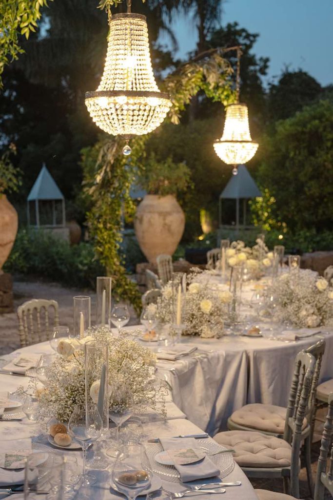 In questa foto, un allestimento con rose e gypsophila di colore bianco progettato dalla Wedding Planner Francesca Cavallaro, founder di Effecreazioni