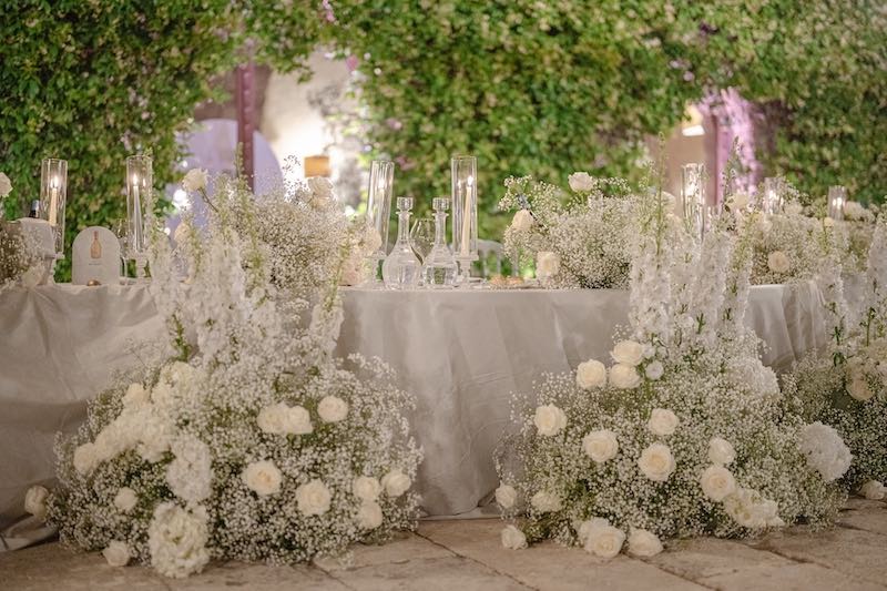 In questa foto, un allestimento con rose e gypsophila di colore bianco progettato dalla Wedding Planner Francesca Cavallaro, founder di Effecreazioni