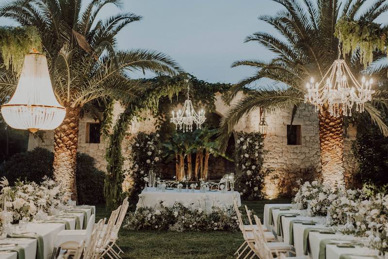 In questa foto, l'allestimento di un ricevimento di matrimonio in giardino nei toni del bianco e del verde progettato dalla Wedding Planner Francesca Cavallaro