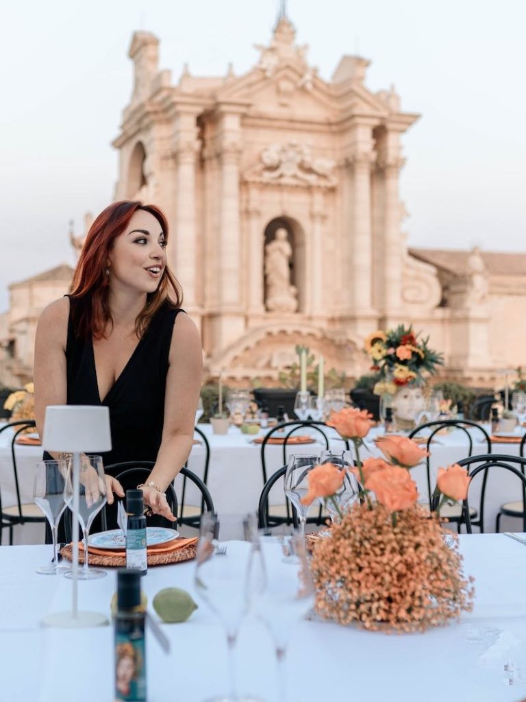 In questa foto, la Wedding Planner Francesca Cavallaro, founder di Effecreazioni mentre allestisce un tavolo per un matrimonio