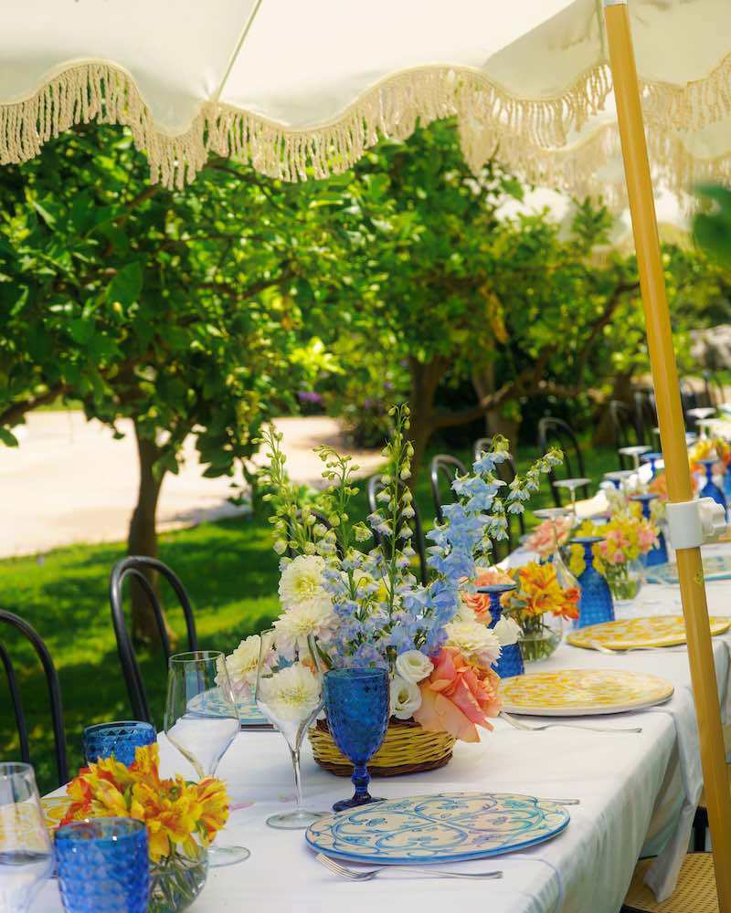 In questa foto, il dettaglio un allestimento per un matrimonio in giardino in stile siciliano nei toni del giallo e del blu progettato dalla Wedding Planner Francesca Cavallaro, founder di Effecreazioni