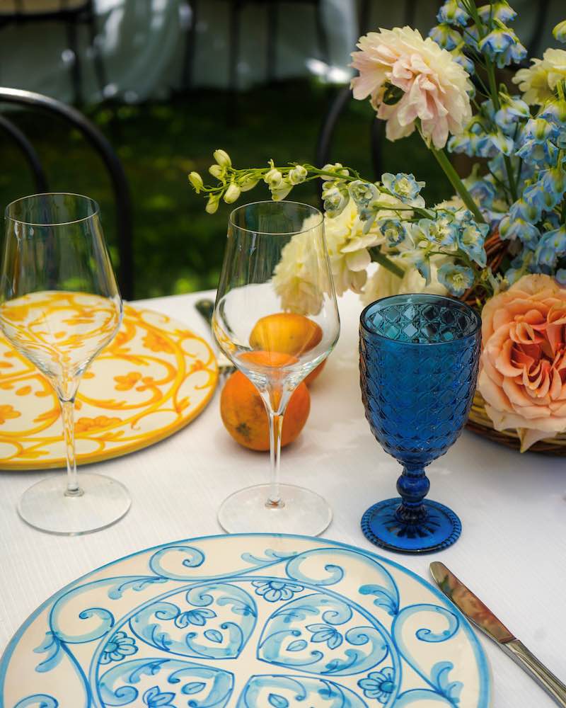 In questa foto, il dettaglio un allestimento per un matrimonio in giardino in stile siciliano nei toni del giallo e del blu progettato dalla Wedding Planner Francesca Cavallaro, founder di EffecreazioniIn questa foto, il dettaglio un allestimento per un matrimonio in giardino in stile siciliano nei toni del giallo e del blu progettato dalla Wedding Planner Francesca Cavallaro, founder di Effecreazioni