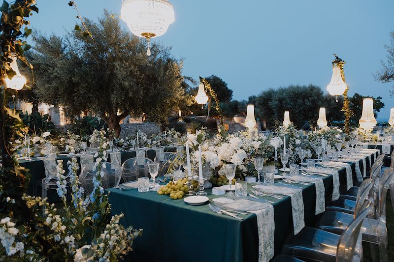 In questa foto, l'allestimento per un matrimonio nei toni del bianco e dell'ottanio con candele e tovaglioli toile de jouy progettato dalla Wedding Planner Francesca Cavallaro