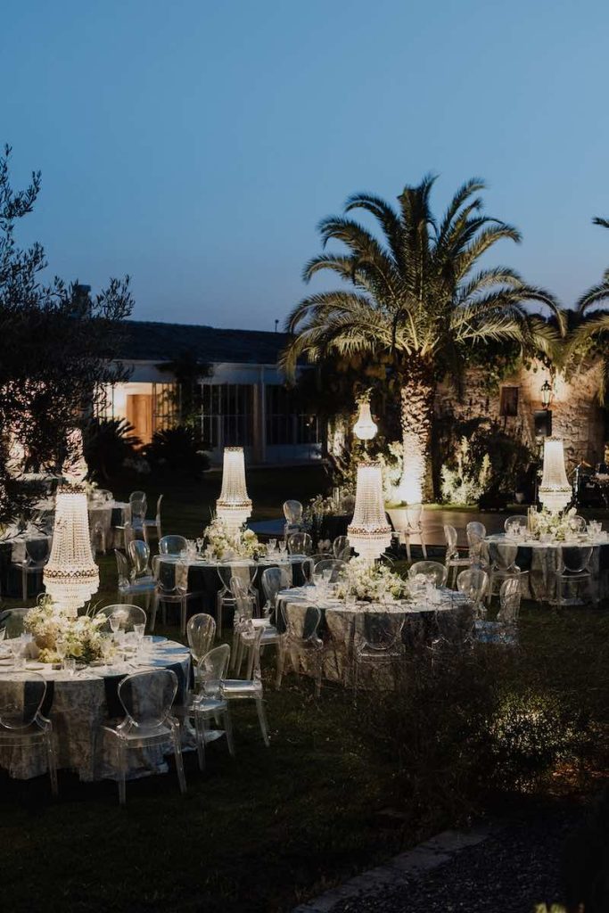 In questa foto, l'allestimento per un matrimonio nei toni del bianco e dell'ottanio con candele e tovaglioli toile de jouy progettato dalla Wedding Planner Francesca Cavallaro