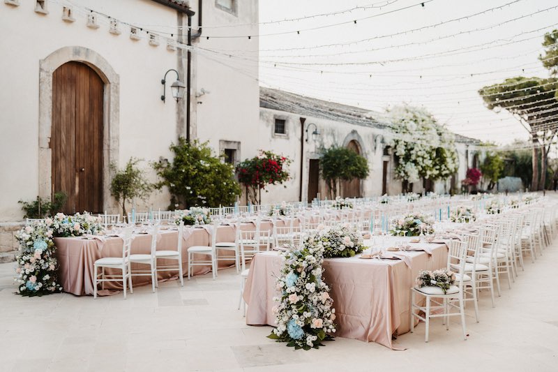 In questa foto, l'allestimento per un matrimonio in tonnara nei toni in rosa e del turchese progettato dalla Wedding Planner Francesca Cavallaro