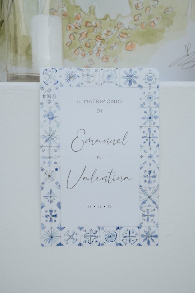 In questa foto, una partecipazione con maioliche siciliane in toni di blu