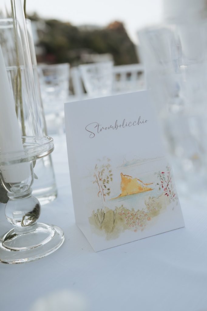 In questa foto, un segnatavolo con il nome di uno scoglio di Panarea