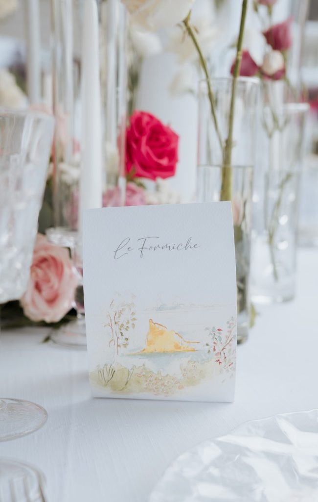 In questa foto, un segnatavolo con il nome di uno scoglio di Panarea