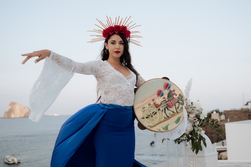 In questa foto, una musicista in abiti siciliani per l'intrattenimento di nozze