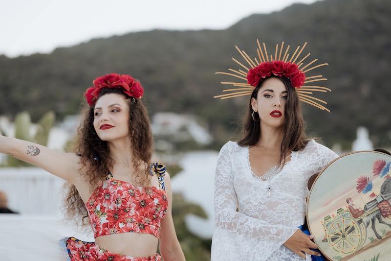 In questa foto, due figuranti in abiti siciliani per l'intrattenimento di nozze