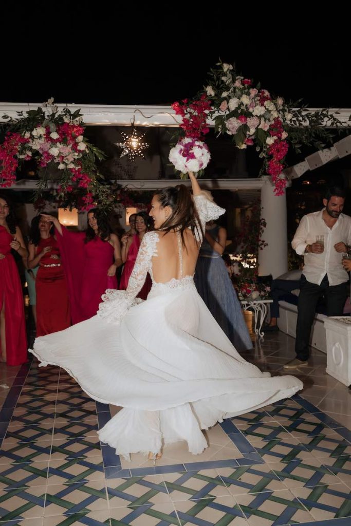 In questa foto, una sposa che danza al termine del suo matrimonio