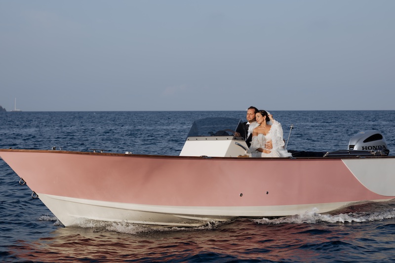 In questa foto, l'arrivo di due sposi in barca