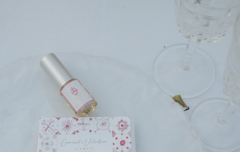 In questa foto, un profumo usato come segnaposto di nozze