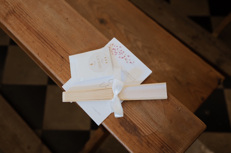 In questo foto, un ventaglio e un libretto messa