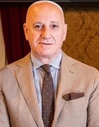 Moda sposa e valori civili: la stilista siciliana Flavia Pinello depone a Roma la corona al Milite Ignoto