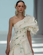 Abiti da sposa Marco y Maria 2027, Miradas dipinge la donna come una dea moderna