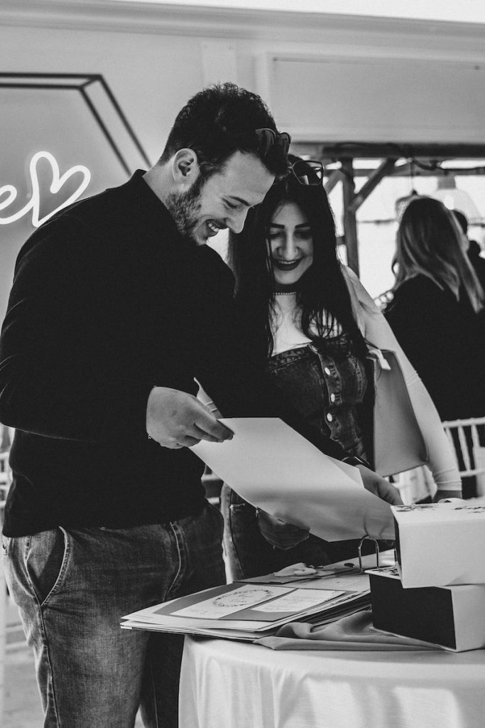 In questa foto una coppia di futuri sposi mentre valuta le proposte di allestimento presso l'agenzia Barbara Eventi.