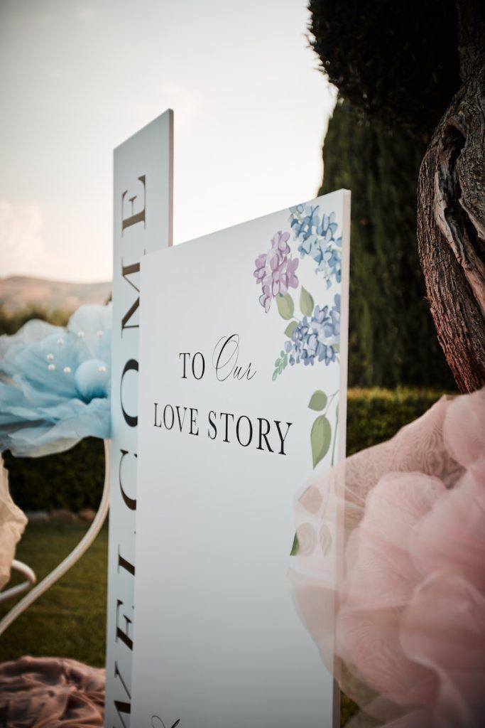 In questa foto allestimento matrimonio con pannello "Love Story" e decorazioni floreali curato da Barbara Eventi.