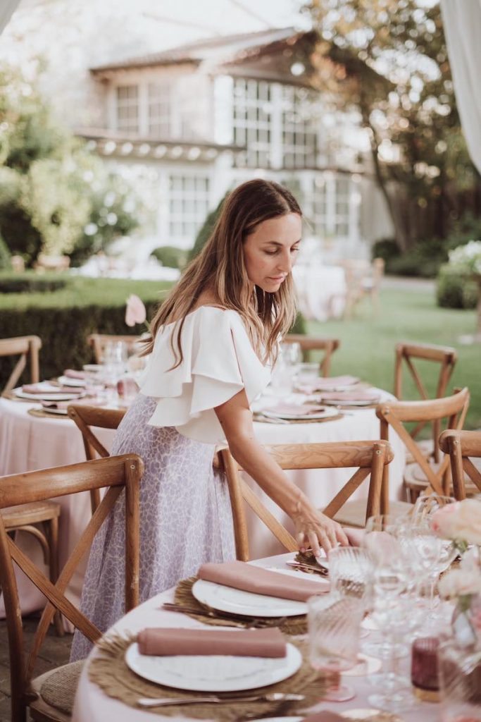 In questa foto, Nunzia Apicella founder di Le Papillon Event Designer a lavoro