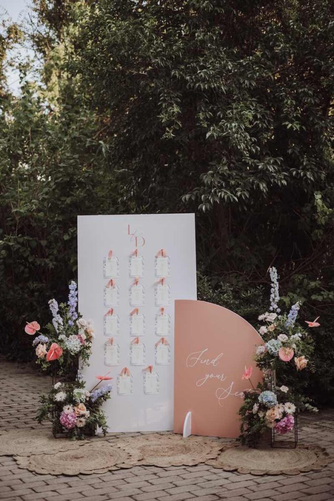 In questa foto, un tableau de mariage nei toni del rosa chiaro realizzato da Le Papillon Event Designer
