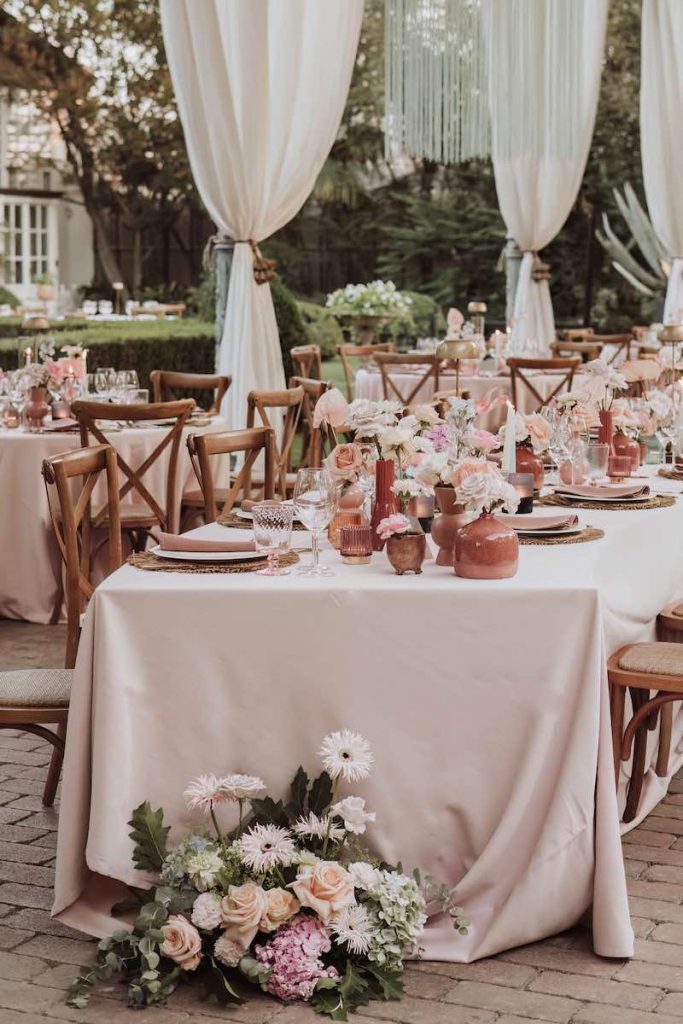 In questa foto, tavoli matrimonio allestiti nei toni del rosa da Le Papillon Event Designer