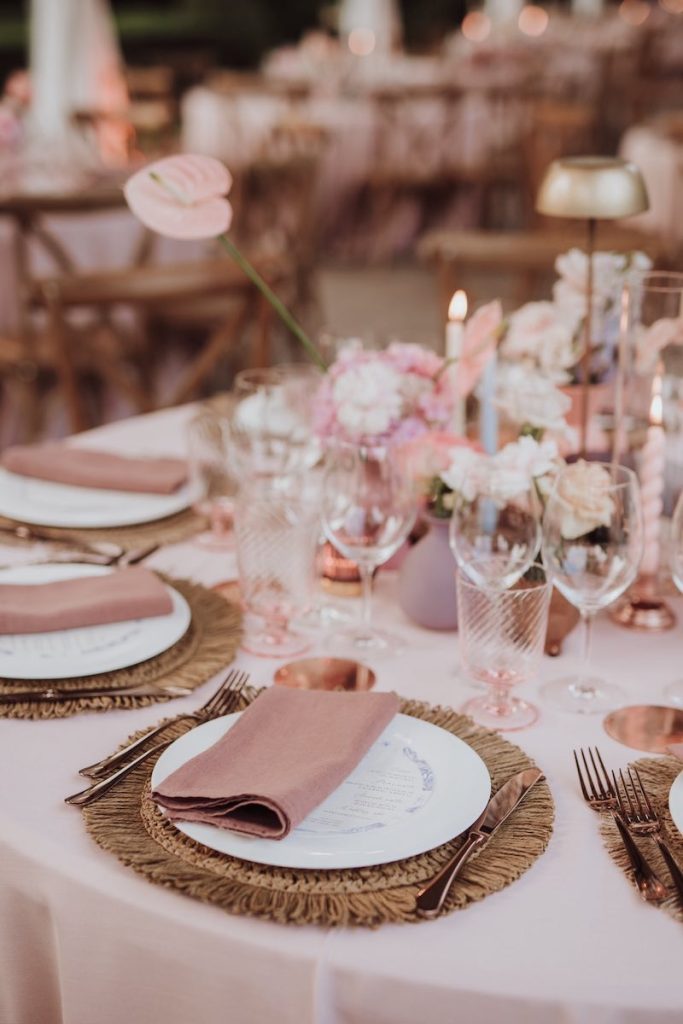 In questa foto, una mise en place per matrimonio nei toni del rosa realizzata da Le Papillon Event Designer